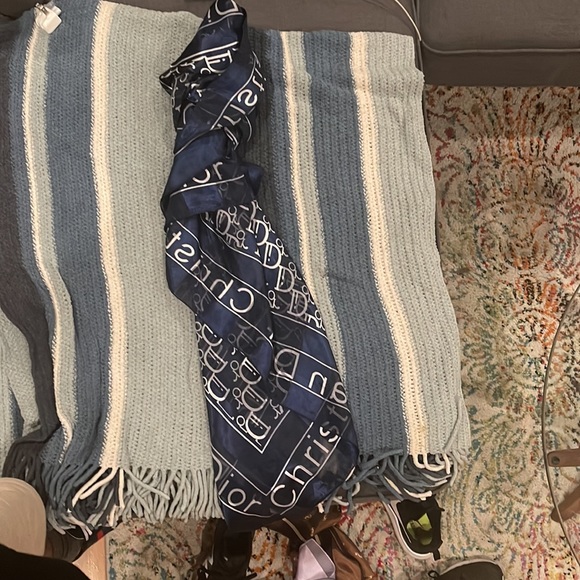 Designer silk scarves - Picture 4 of 7